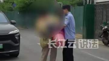 女孩扛行李走7公里回家被民警护送，LPL选手“负重前行”引发共鸣